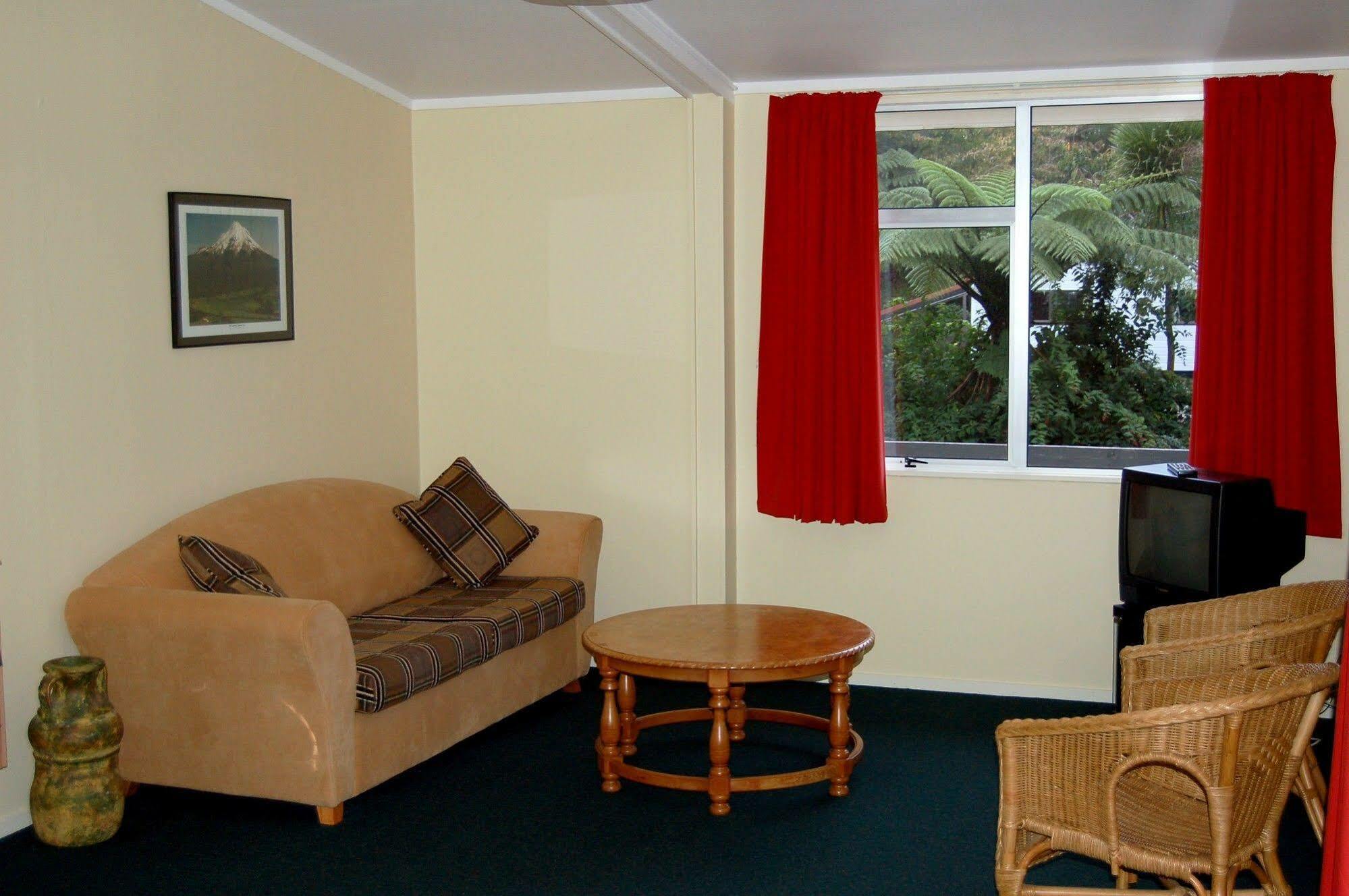 Egmont Eco Leisure Park & Backpackers Hotel New Plymouth Exterior photo